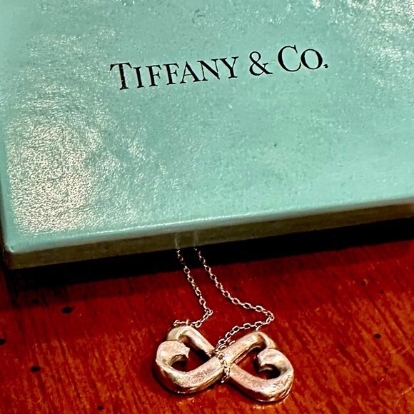Tiffany & Co. sterling Silver infinity Heart Necklace. - Picture 3 of 7